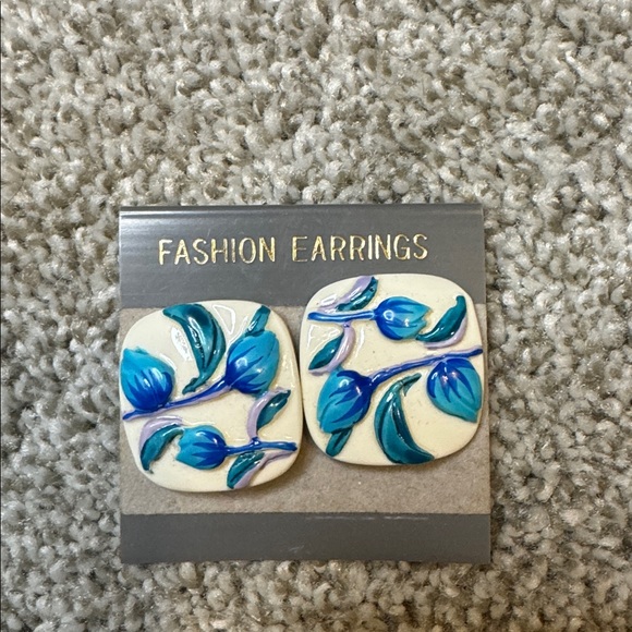 None Jewelry - Vintage Floral Earrings